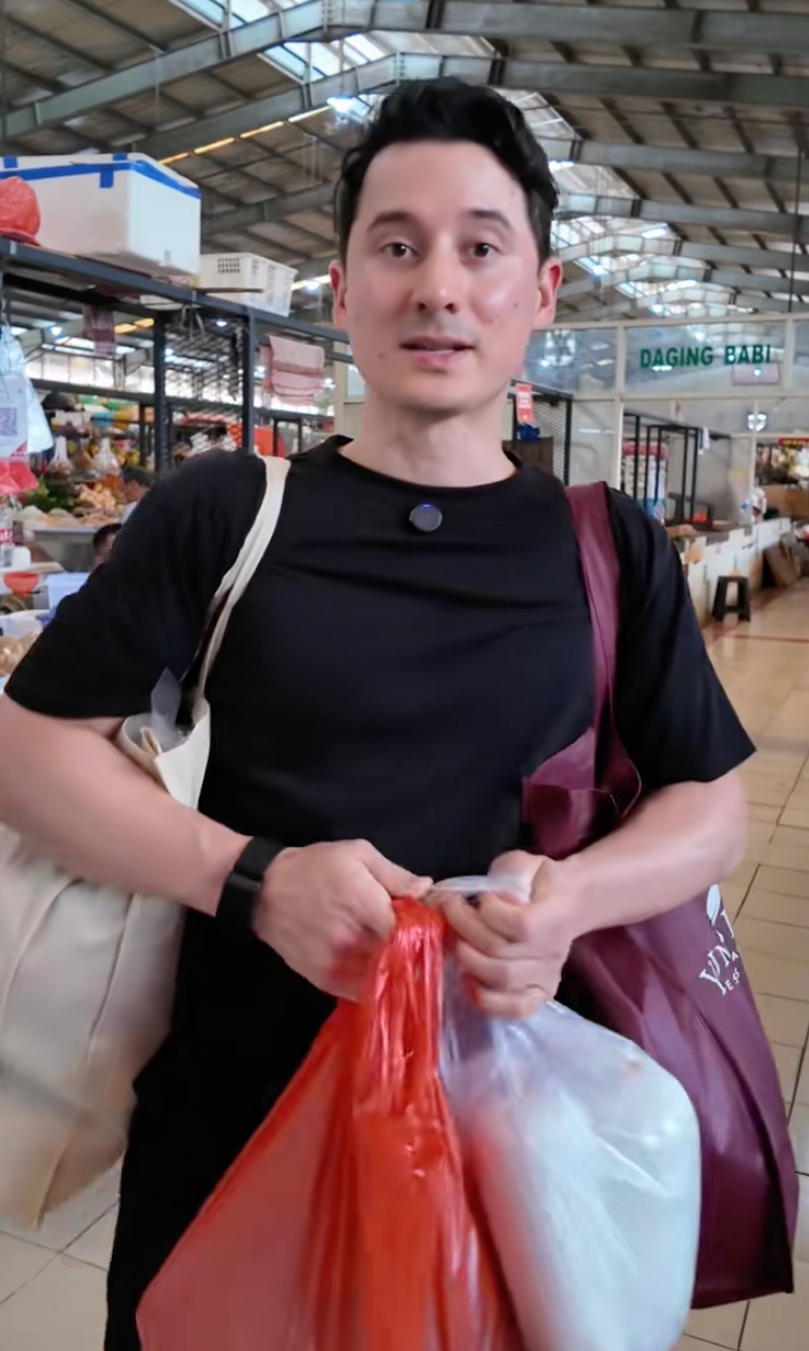 Nggak gengsi, aksi Nino Fernandez belanja di pasar, bukan nawar malah kasih uang lebih ke pedagang