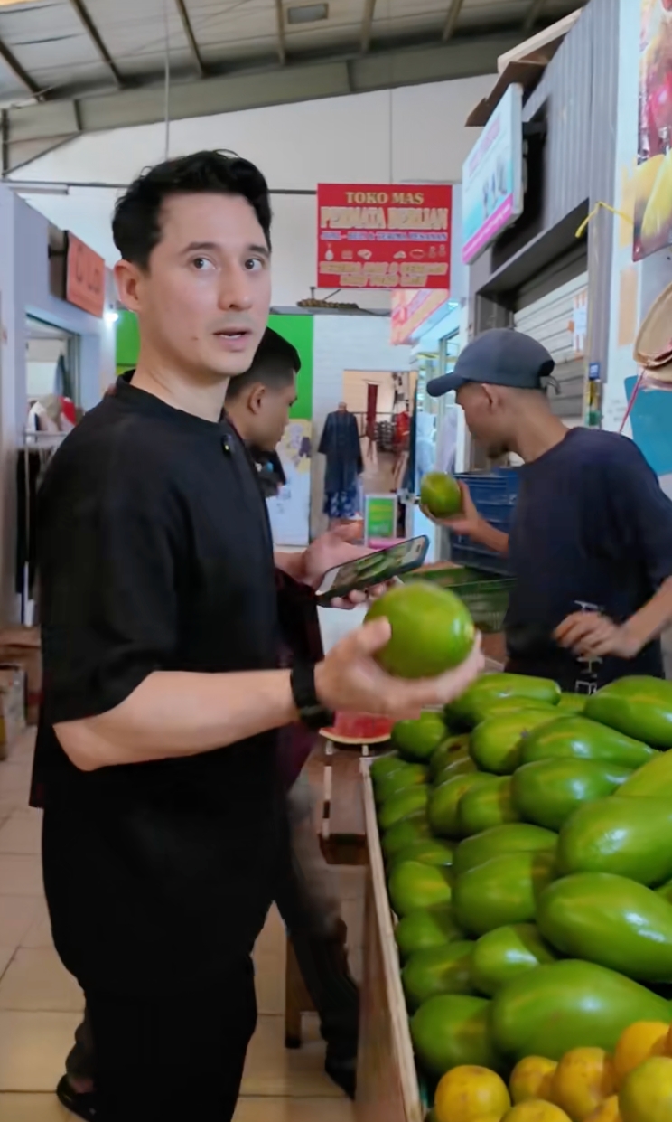 Nggak gengsi, aksi Nino Fernandez belanja di pasar, bukan nawar malah kasih uang lebih ke pedagang