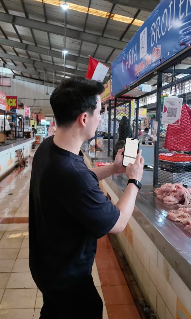 Nggak gengsi, aksi Nino Fernandez belanja di pasar, bukan nawar malah kasih uang lebih ke pedagang