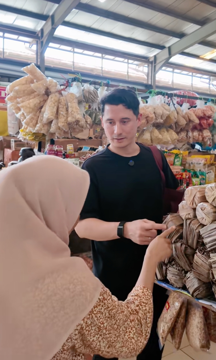 Nggak gengsi, aksi Nino Fernandez belanja di pasar, bukan nawar malah kasih uang lebih ke pedagang