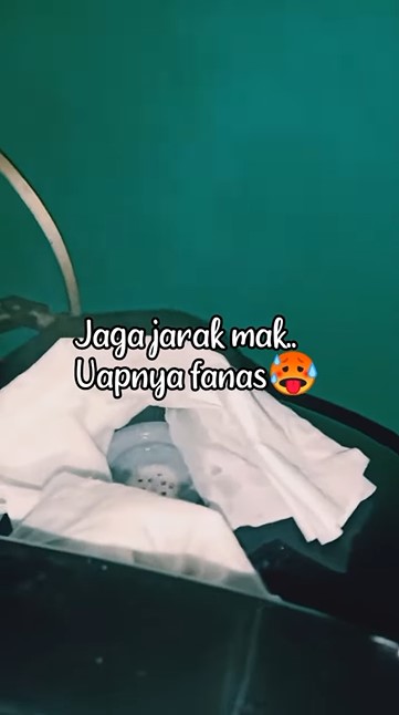 Air rice cooker meluber saat masak nasi? Atasi pakai trik tisu dapur yang super praktis!