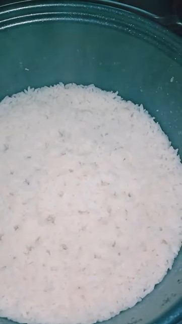 Air rice cooker meluber saat masak nasi? Atasi pakai trik tisu dapur yang super praktis!