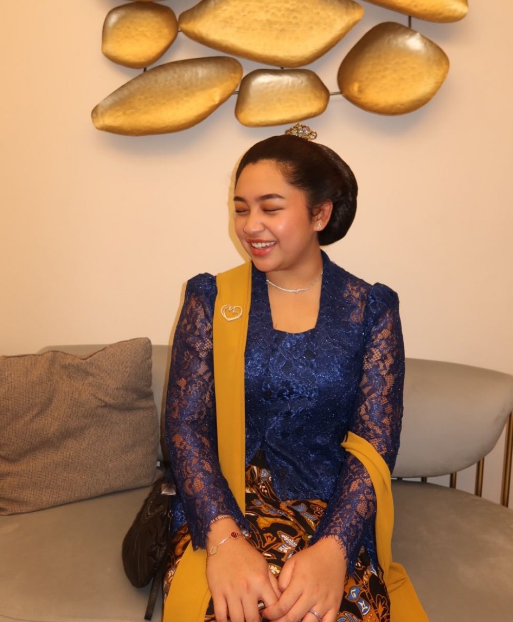 5 Detail penampilan Khirani Trihatmodjo anak Mayangsari saat tingalan jumenengan di Pura Mangkunegara