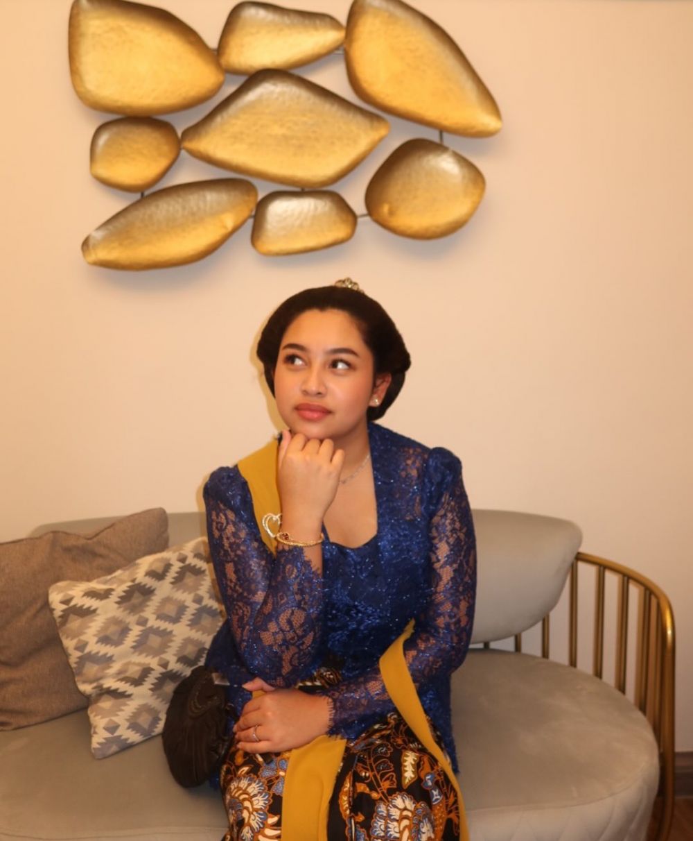 5 Detail penampilan Khirani Trihatmodjo anak Mayangsari saat tingalan jumenengan di Pura Mangkunegara