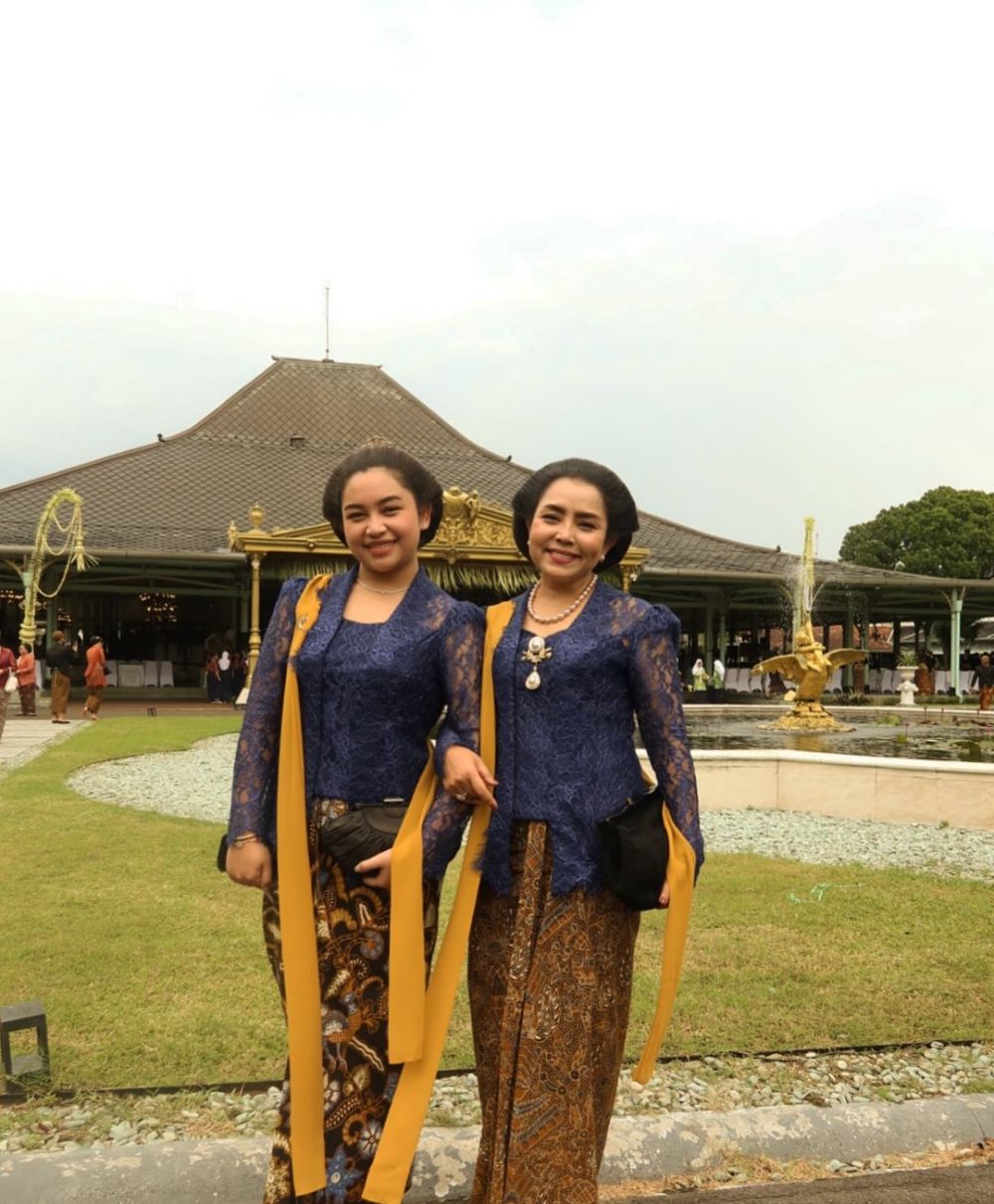 5 Detail penampilan Khirani Trihatmodjo anak Mayangsari saat tingalan jumenengan di Pura Mangkunegara