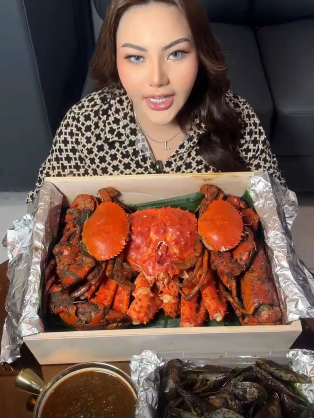 Kronologi Lisa Mariana sekeluarga keracunan kepiting Alaska, ibunda sampai dirawat di rumah sakit