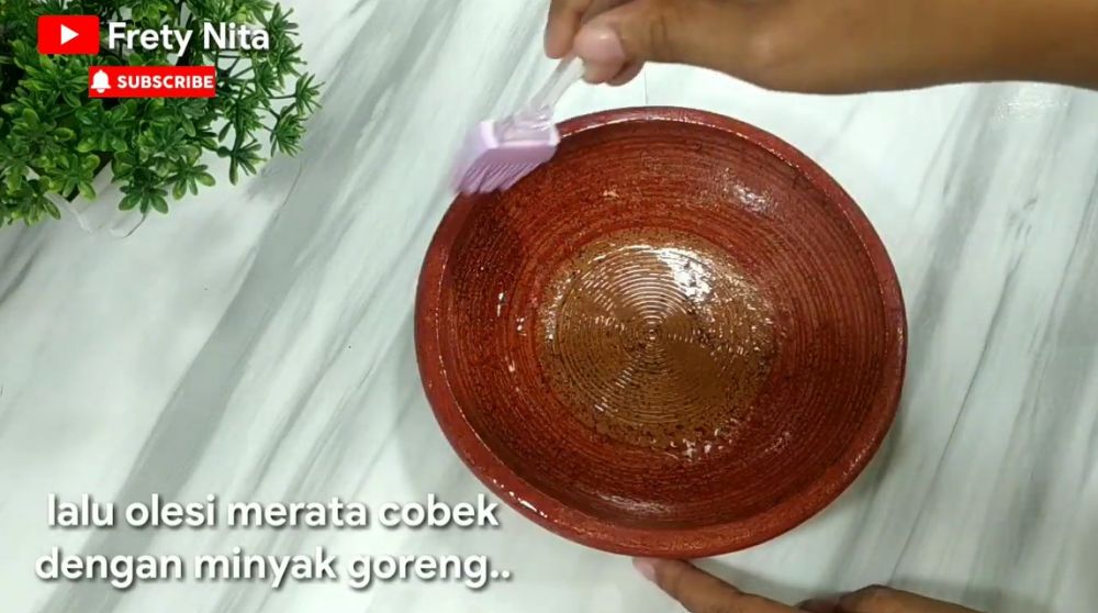 Trik hilangkan bau tanah pada cobek baru, cukup pakai minyak dan garam