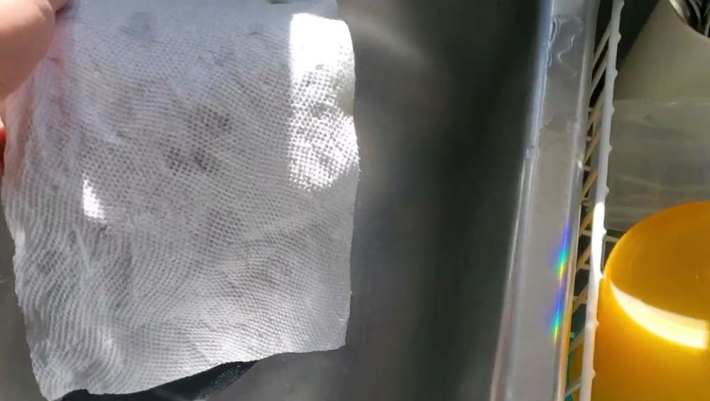 Cara membersihkan kaca helm kusam tanpa gores, cukup pakai tisu dapur