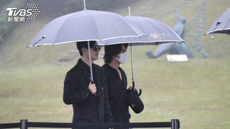 Jerry Yan dan Vic Chou hadiri peresmian patung memorial Barbie Hsu, ini 7 potretnya yang penuh haru