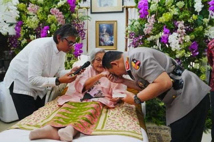 Meriyati Hoegeng meninggal dunia di usia 100 Tahun, simbol kesederhanaan pendamping jenderal jujur