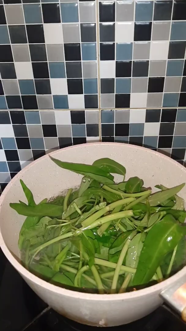 Kangkung anti hitam! Coba trik sederhana ini agar masakan sayur lebih menggugah selera