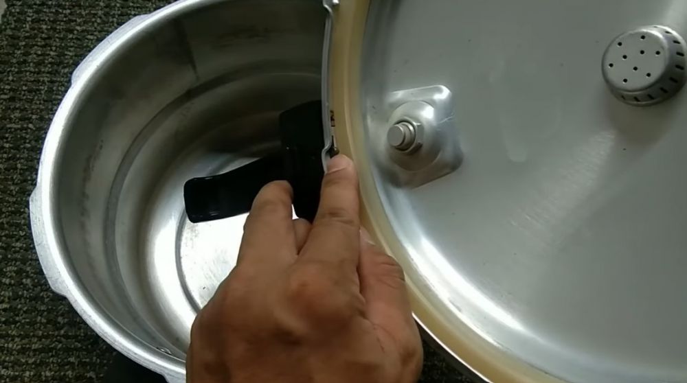 Gagang panci presto bocor uap bikin masakan lambat empuk? Ini cara memperbaikinya sendiri di rumah