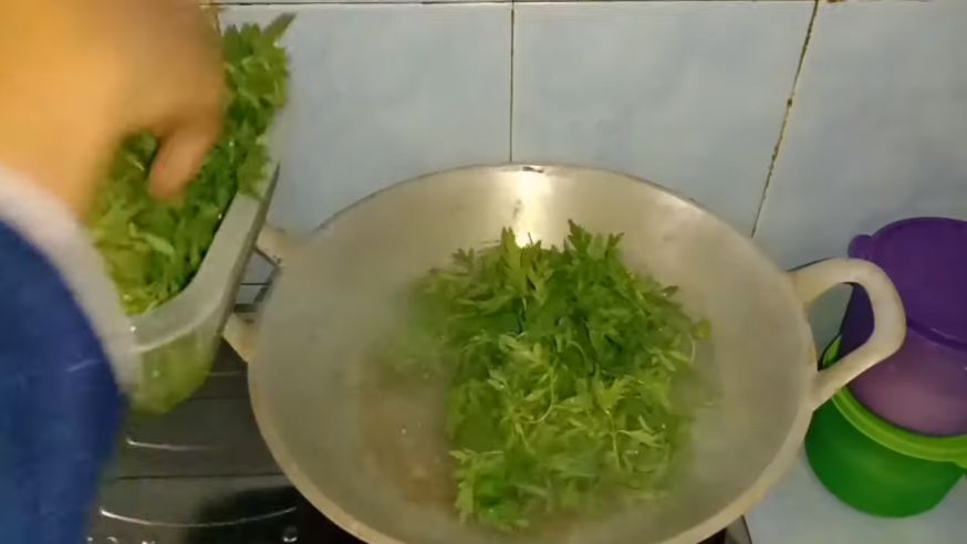 Cara merebus daun kenikir agar tetap hijau dan empuk dalam 3 menit