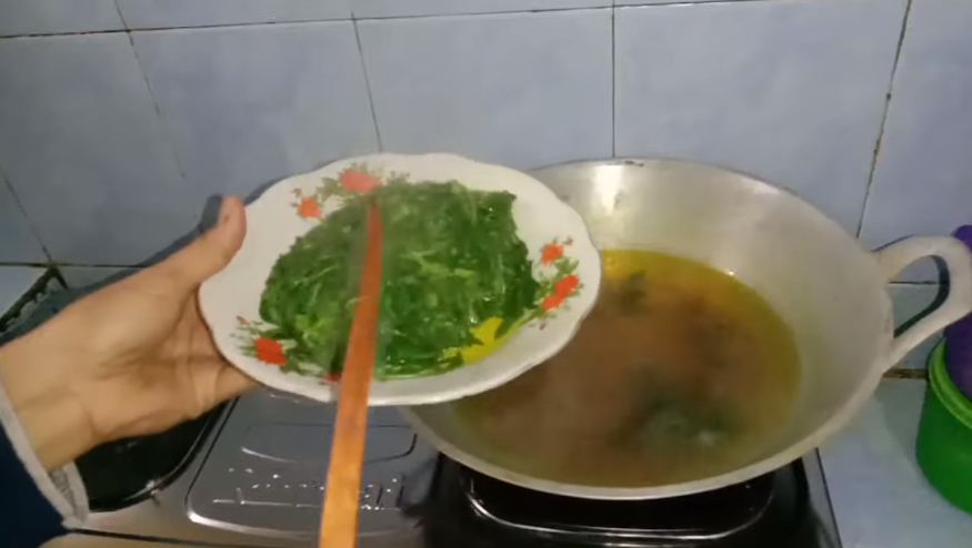 Cara merebus daun kenikir agar tetap hijau dan empuk dalam 3 menit