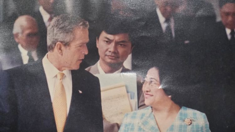 Kisah unik eks Wamenlu Dino Patti Djalal, foto jadulnya berubah wajah bule dalam serial Jack Ryan