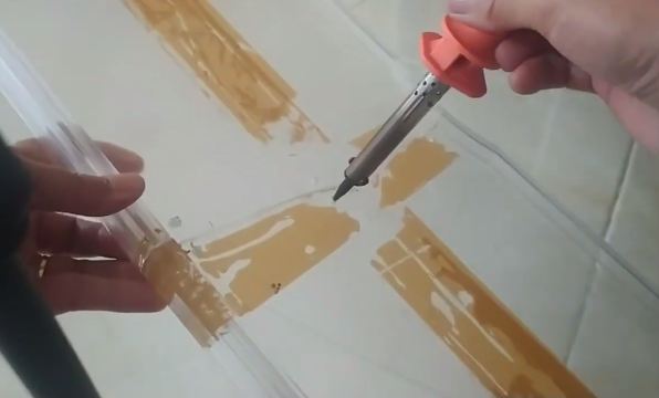 Rak kulkas retak? Jangan beli baru, pakai trik solder dan kabel ties ini