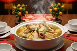 Cara membuat sup ayam jahe kembang tahu yang bening dan gurih untuk menu reuni Imlek