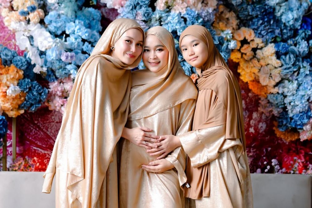 8 Momen hangat dan khidmat syukuran tujuh bulanan kehamilan Syifa adik Ayu Ting Ting