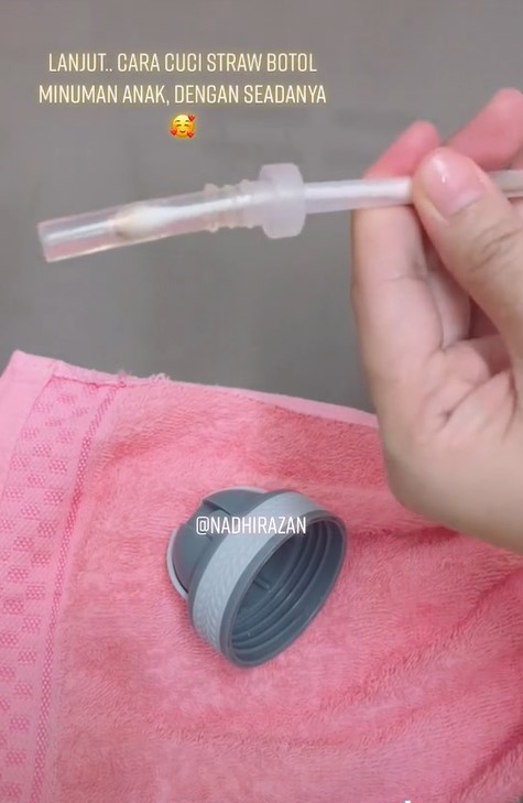Tanpa sikat khusus! Begini trik bersihkan sedotan botol minum biar nggak jadi sarang bakteri