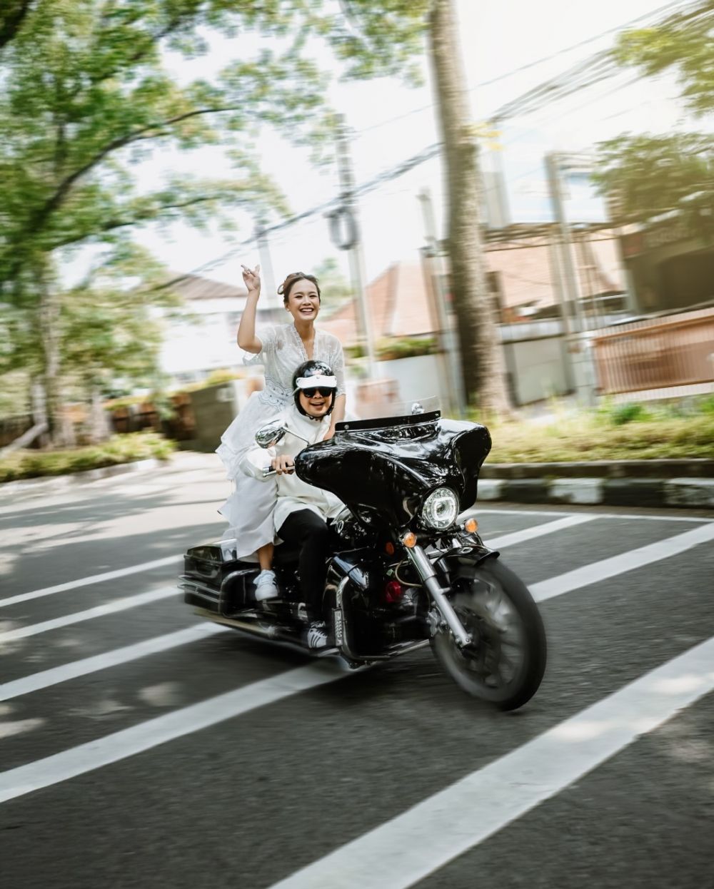 Inspirasi nikah di KUA 2026, 11 potret gaya unik Reza SMASH menikahi Santi Febrianti di Bandung