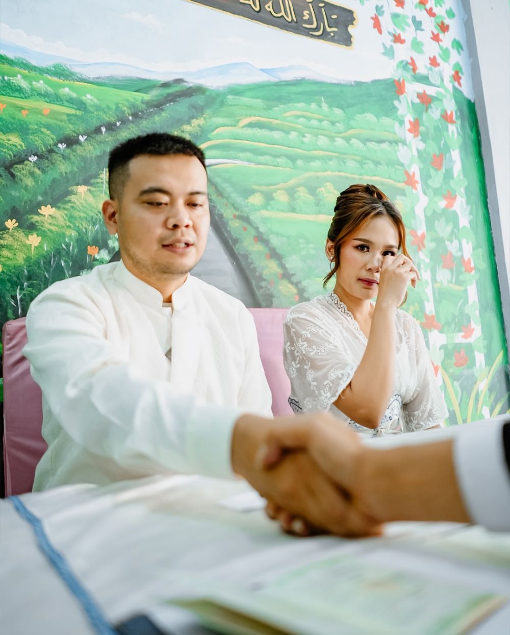 Inspirasi nikah di KUA 2026, 11 potret gaya unik Reza SMASH menikahi Santi Febrianti di Bandung