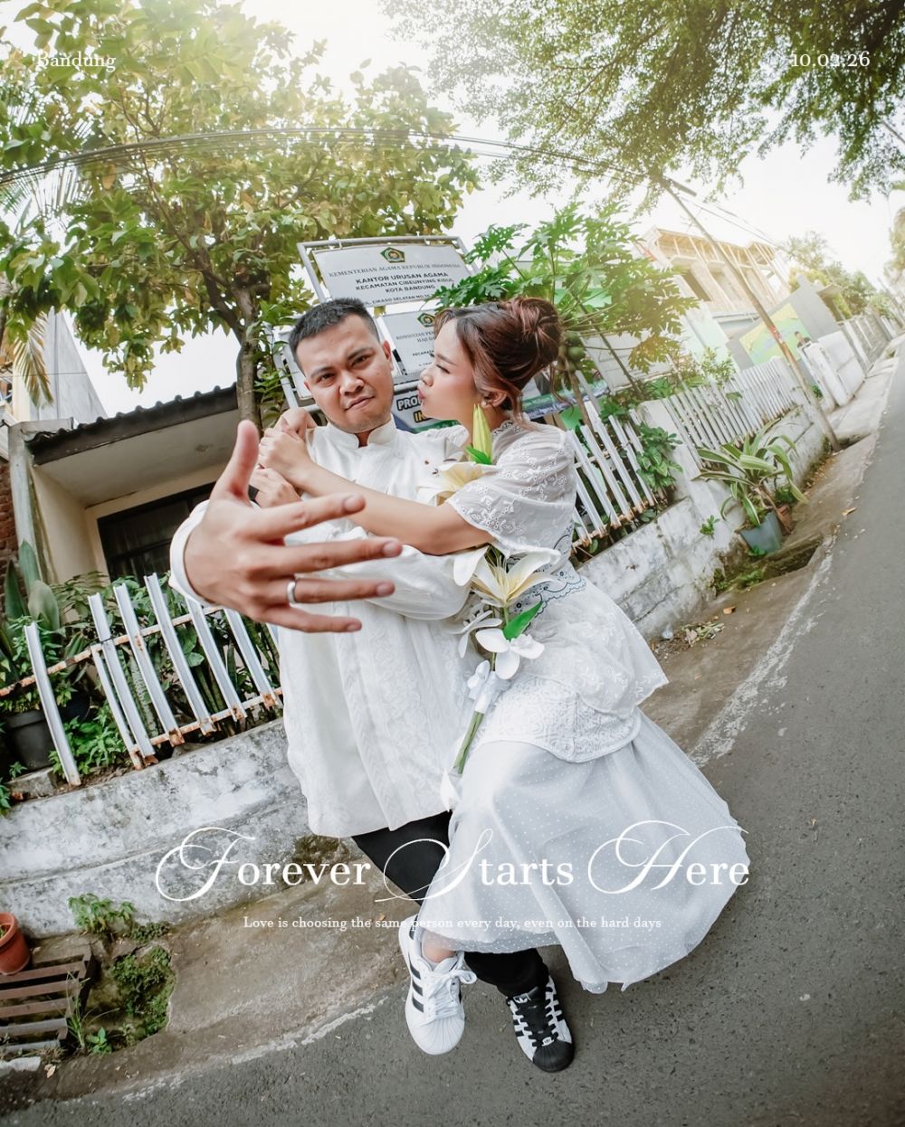 Inspirasi nikah di KUA 2026, 11 potret gaya unik Reza SMASH menikahi Santi Febrianti di Bandung