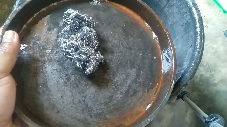 Bukan dicungkil pisau, begini trik rendam hot plate karatan agar bersih sempurna