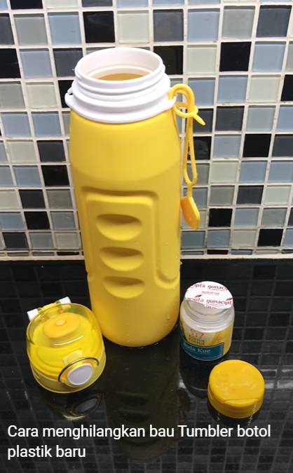 Botol minum baru bau plastik menyengat? Segera atasi dengan trik soda kue ini