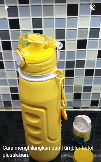 Botol minum baru bau plastik menyengat? Segera atasi dengan trik soda kue ini