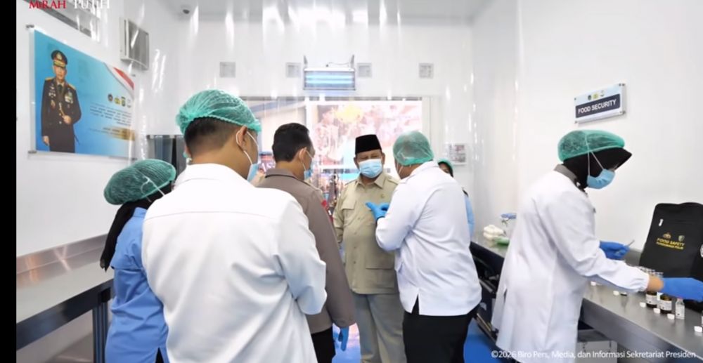 9 Momen Presiden Prabowo tinjau teknologi SPPG baru, cicipi menu MBG langsung