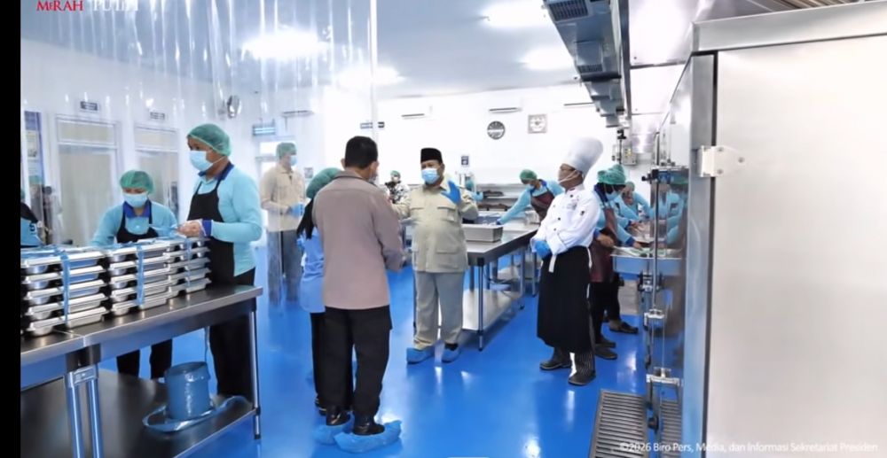 9 Momen Presiden Prabowo tinjau teknologi SPPG baru, cicipi menu MBG langsung