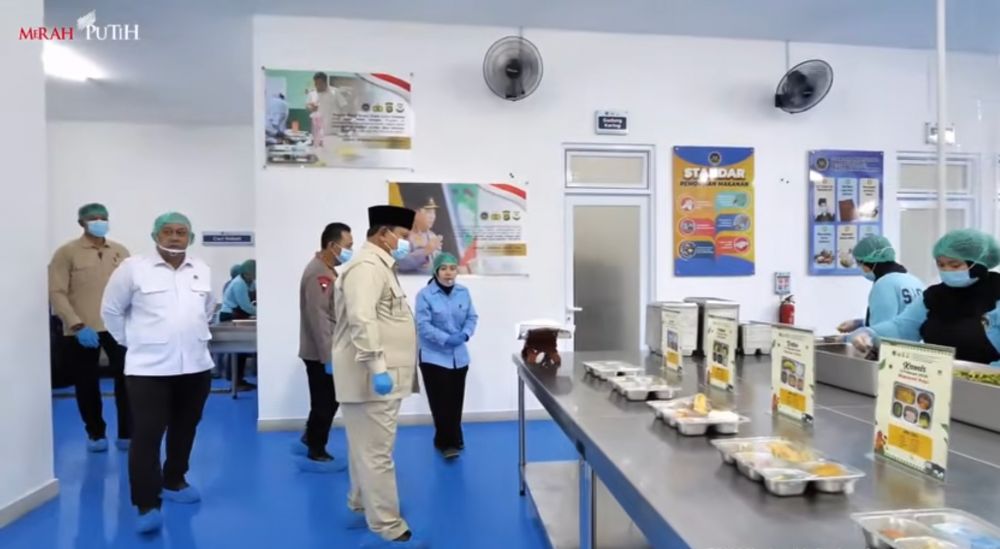 9 Momen Presiden Prabowo tinjau teknologi SPPG baru, cicipi menu MBG langsung