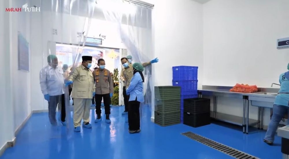 9 Momen Presiden Prabowo tinjau teknologi SPPG baru, cicipi menu MBG langsung