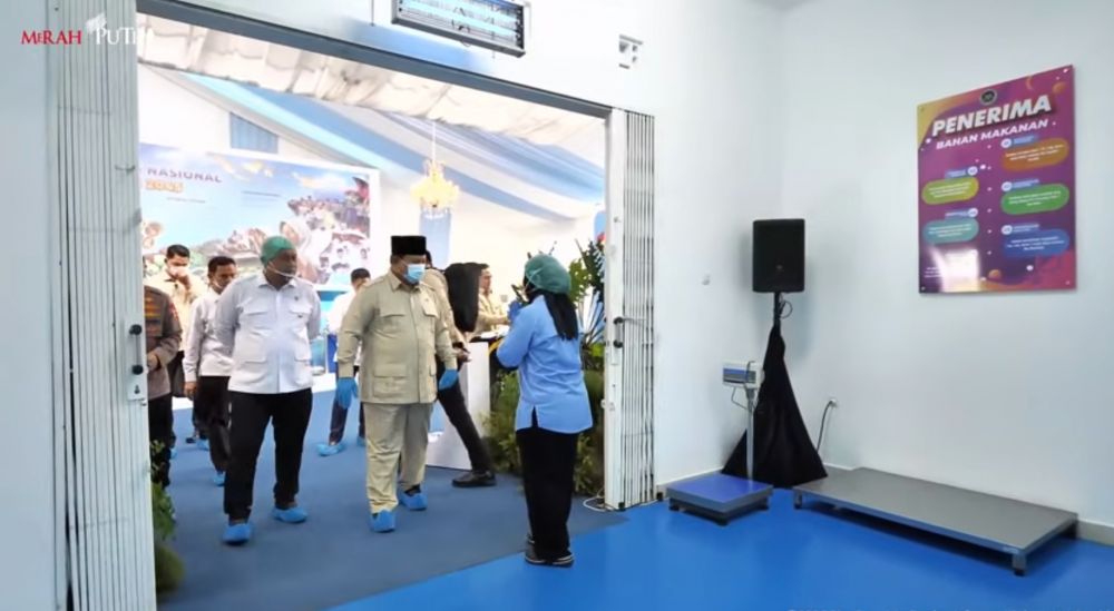 9 Momen Presiden Prabowo tinjau teknologi SPPG baru, cicipi menu MBG langsung