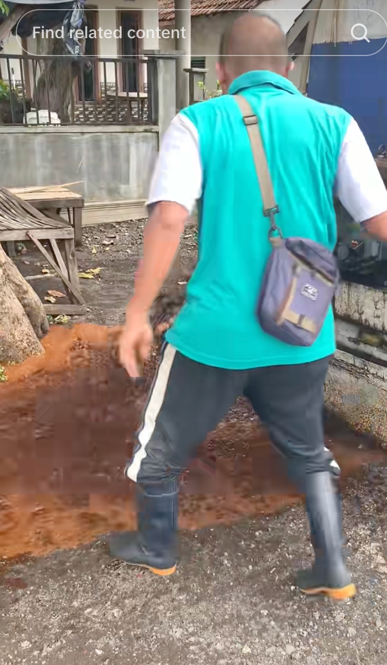 Momen sopir truk tangki berjuang tutup kebocoran tetes tebu hingga wajah terguyur cairan