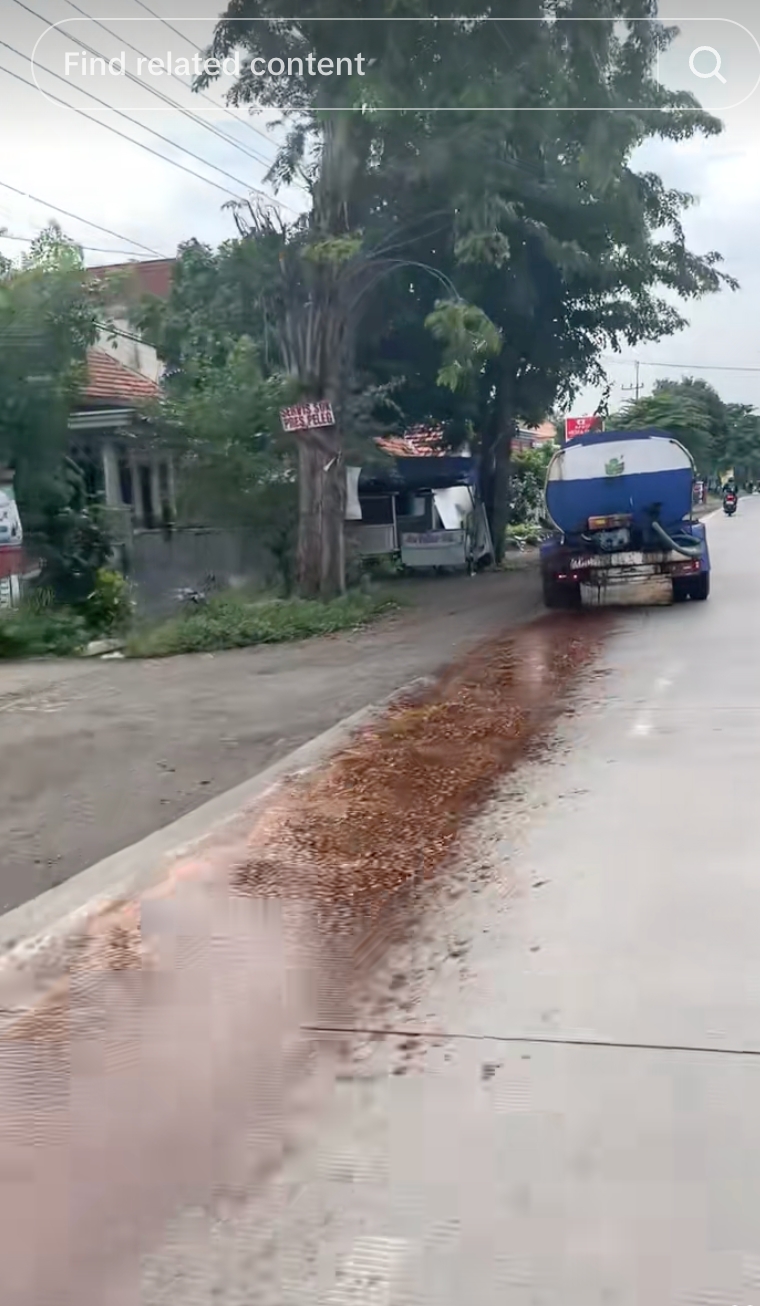 Momen sopir truk tangki berjuang tutup kebocoran tetes tebu hingga wajah terguyur cairan