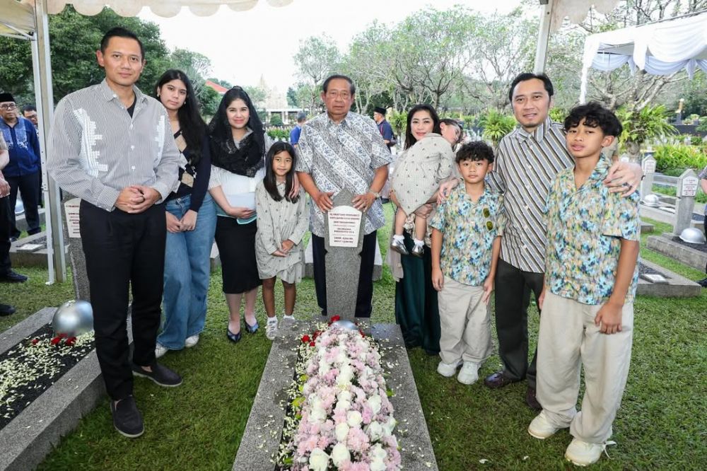 9 Potret keluarga SBY ziarah makam Bu Ani jelang Ramadhan 2026, Annisa Pohan dipuji bumil cantik