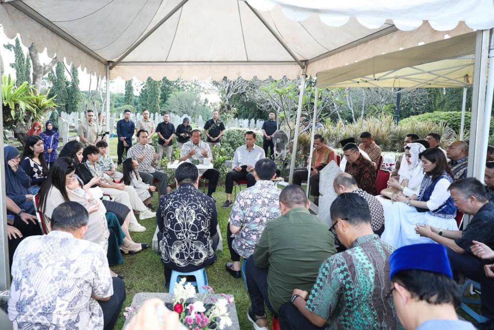 9 Potret keluarga SBY ziarah makam Bu Ani jelang Ramadhan 2026, Annisa Pohan dipuji bumil cantik
