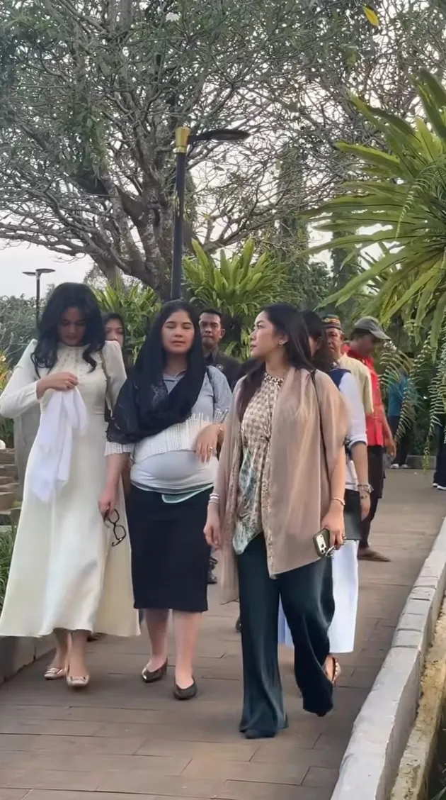 9 Potret keluarga SBY ziarah makam Bu Ani jelang Ramadhan 2026, Annisa Pohan dipuji bumil cantik