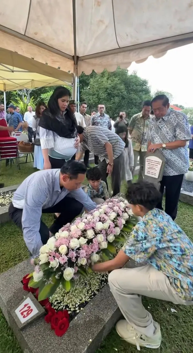 9 Potret keluarga SBY ziarah makam Bu Ani jelang Ramadhan 2026, Annisa Pohan dipuji bumil cantik