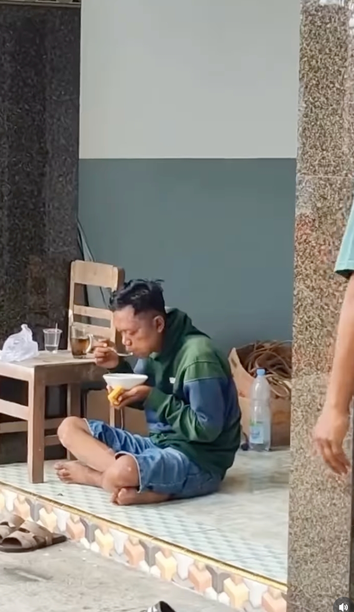 Aksi unik korban pencurian, bukannya segera lapor polisi, malah suguhkan makanan ke pelaku dulu