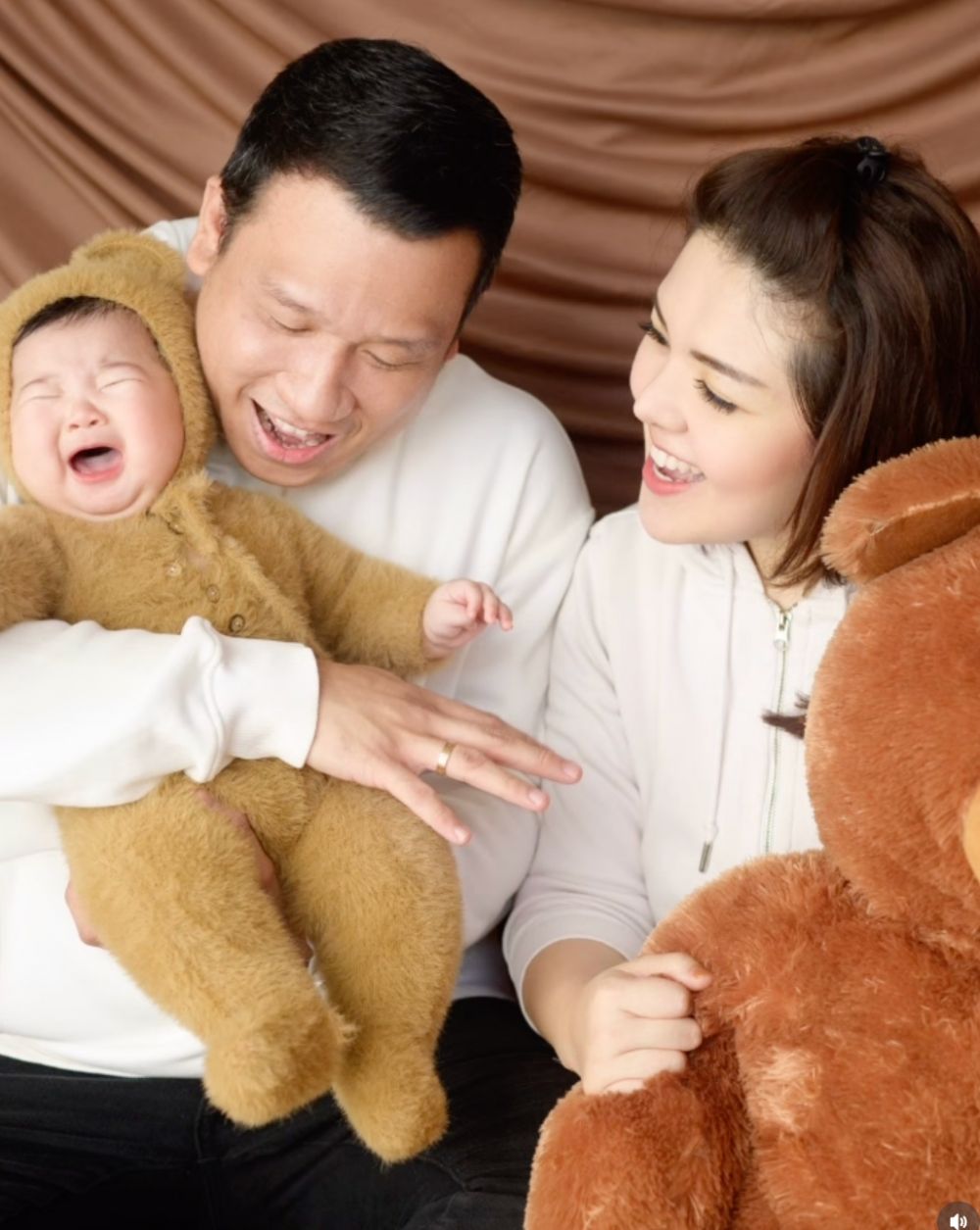 7 Potret Tina Toon menikmati peran jadi ibu baru, kadang asyik, kadang rungkad