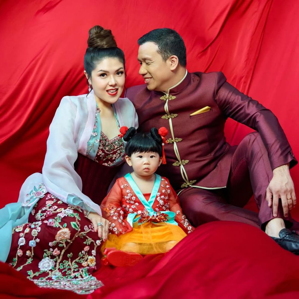 7 Potret Tina Toon menikmati peran jadi ibu baru, kadang asyik, kadang rungkad