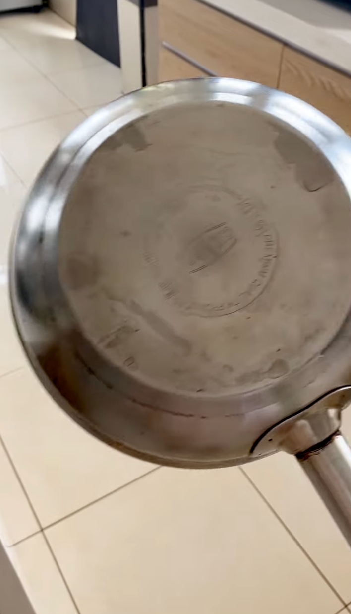 Cara praktis bersihkan wajan stainless steel yang gosong setelah masak takjil