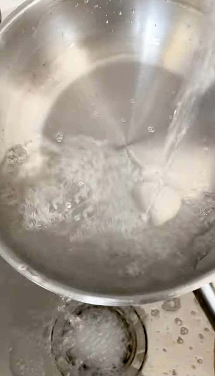 Cara praktis bersihkan wajan stainless steel yang gosong setelah masak takjil