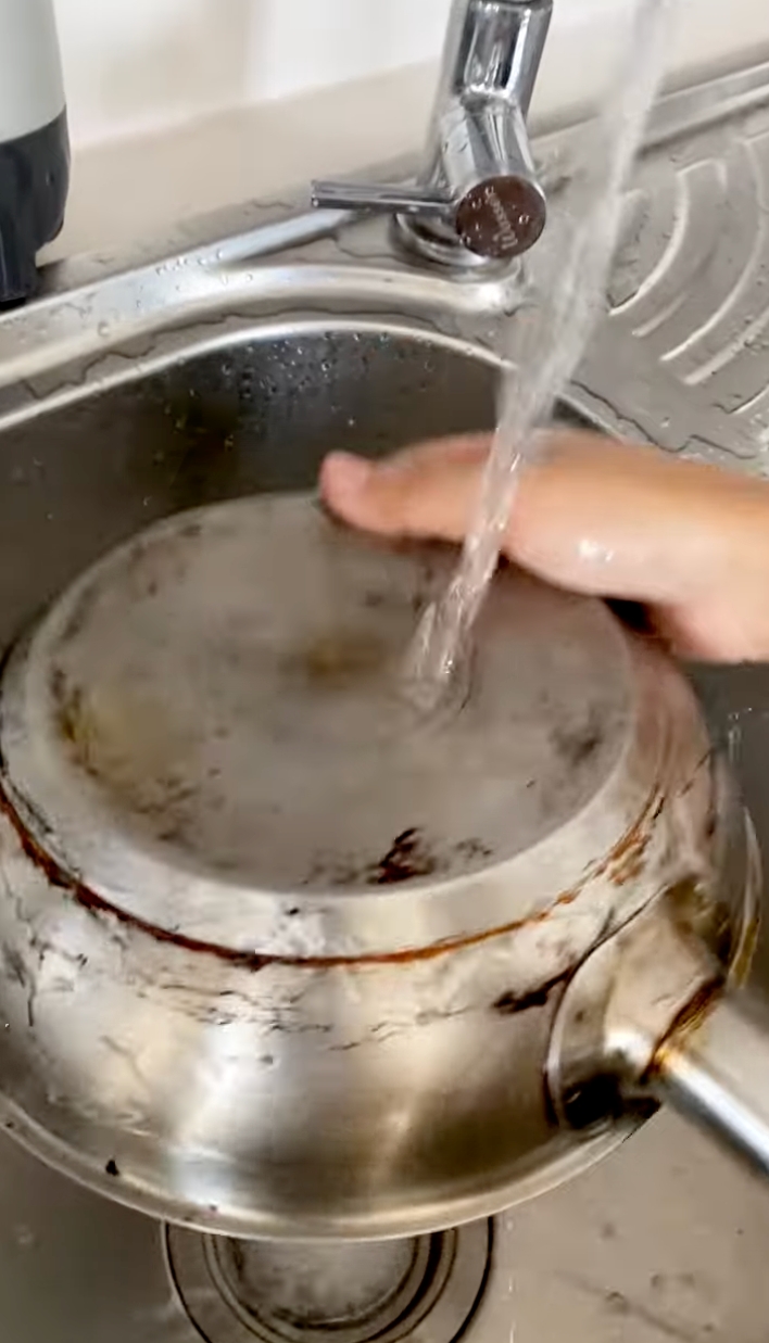 Cara praktis bersihkan wajan stainless steel yang gosong setelah masak takjil