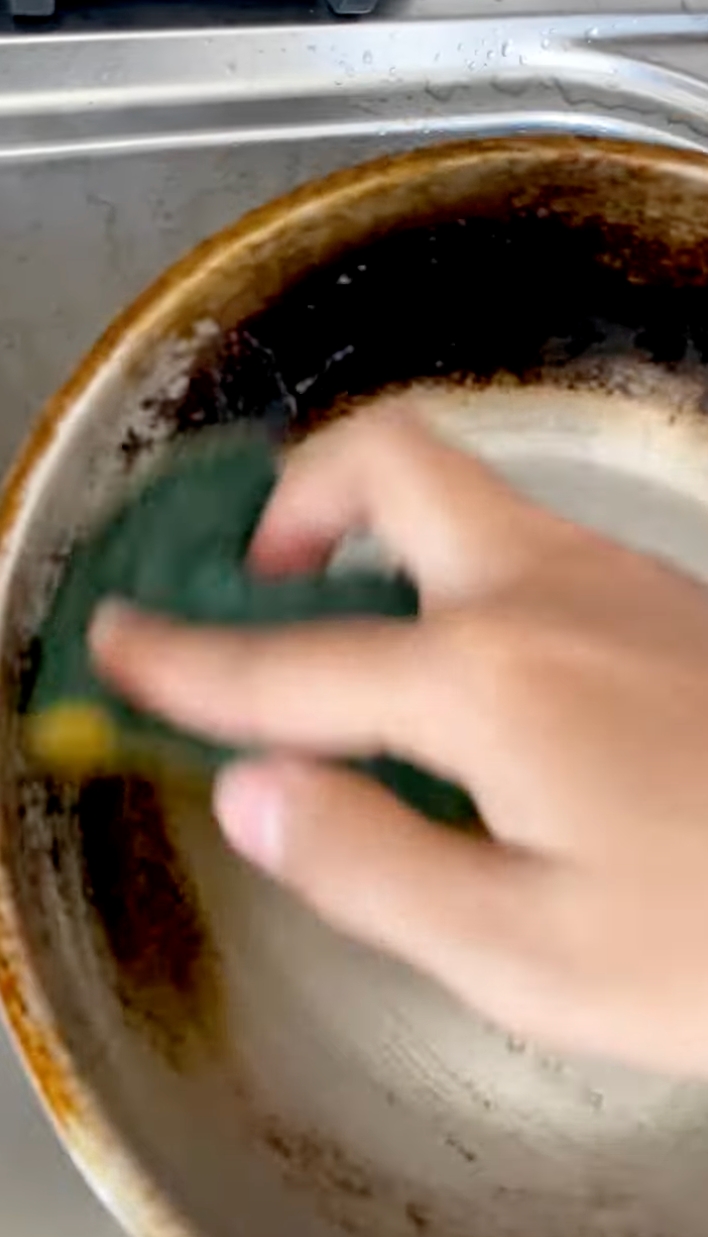 Cara praktis bersihkan wajan stainless steel yang gosong setelah masak takjil