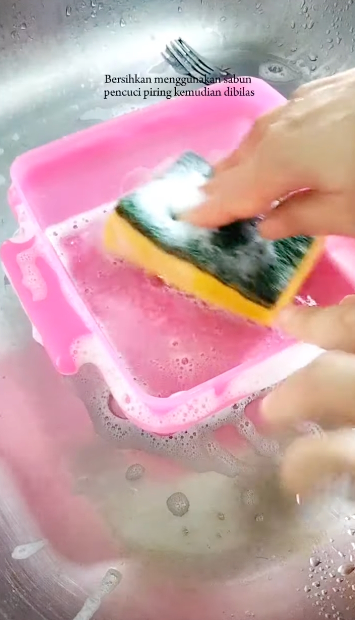 Bau amis telur di wadah plastik susah hilang? Cukup pakai bahan dapur ini