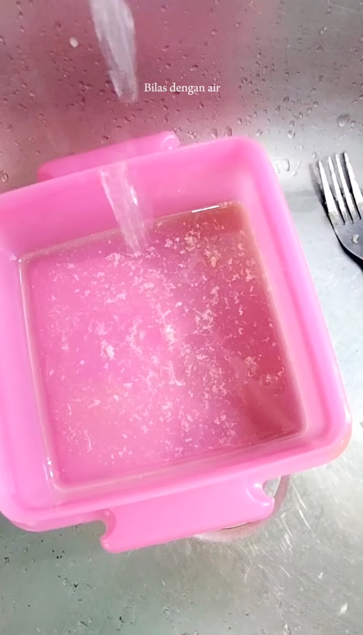 Bau amis telur di wadah plastik susah hilang? Cukup pakai bahan dapur ini