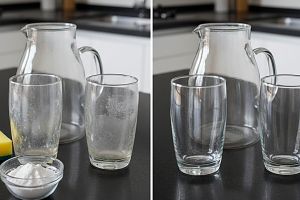 Cara membersihkan gelas kaca buram tanpa sabun, rahasianya ada di baking soda